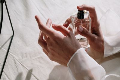 五個高級實用的香水噴法，讓香氣持久、暗潮湧動