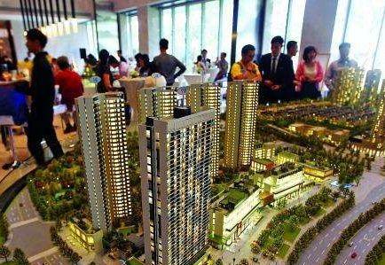 　相比往年，深圳今年的楼市小阳春来得要晚一些。  　　深圳住建局房产信息平台显示，五月新房成交4788套、二手房成交9042套，两个数据同比去年同期相差大约0.1%，出入不大。而放在过往6个月的时间轴内比较，深圳目前的成交量已经在疫情低谷之后逐渐上扬。乐有家、诸葛找房等多个第三方机构数据显示，深圳二手住宅均价已于今年四月上涨到了6万+元/㎡，并持续上行。  　　量价齐涨的5月，不少人已不满足于按揭贷，正尝试利用信用贷来撬动房产，寄望分羹深圳楼市，“买到就是赚到”的投机风开始出现苗头。    　　然而硬币的另外一面，信贷违约的魅影却在悄然闪现，一些银行客户经理好几年都不曾遇到的抵押贷款逾期业务和断供业务开始抬头。部分银行已经开始警惕小微企业贷款潜存的逾期风险；抵押贷展期的状况也让不少客户经理变得“胆小”了起来：对小微企业的贷款审查变严格了。  　　这个夏天缤纷而焦灼。在资金链紧张边缘挣扎的企业、苦于供楼的个人、正灵活套取各种信贷产品投入楼市打新的淘金客们，共同构成深圳楼市魔幻小阳春的一道独特风景线。  　　楼市断供和抵押贷逾期抬头  　　在中国农业银行深圳一支行零售信贷部工作近十年的林丽最近有些烦。服务中小微企业客户近十年，她五月份手头已经接手了两笔贷款逾期业务。过去，她好几年才会遇到一笔贷款逾期业务。这段时间，银行客户经理们好几年都不曾遇到的贷款逾期“黑天鹅”业务如今开始出现了。  　　另一银行经理张敏也不幸踩雷。她的这位客户在深圳宝安区沙井经营了一家四五十人规模的模具厂。前后十几年，历经2008年金融危机，工厂业务整体平稳，老板在今年春节过后也就没太在意疫情对业务带来的冲击。孰料上游大客户四月底临时告知订单要减半，模具厂的经营状况开始断崖式下滑。    　　“中型企业一般预留两三个月现金。开小厂的老板基本都是一有钱就立刻投入生产了，也很少有心思搞副业做投资，老板也就预留了一个月现金。现在撑不过来，已经办了贷款展期。”张敏言及这一切不甚唏嘘，以前银行面临的企业抵押贷逾期情形无非是企业间闹经济纠纷。如今，经手的抵押贷逾期业务不少源于产业链传导而来。  　　幸运的是，林丽和张敏经手的客户都办理了贷款展期，这在往年是不大可能的。  　　今年3月，《关于对中小微企业贷款实施临时性延期还本付息的通知》（下称“《通知》”）允许小微企业还本付息日期延至2020年6月30日。这也让资金紧绷，一时间难以还款付息的企业获得了喘气的机会。  　　相对于小微企业逾期，个人按揭贷款暂时稳定，但也有国有银行深圳分行人士向第一财经记者表示，按揭违约相比去年同期有增加，多是因公司倒闭失去供房收入。  　　“以前每个月大概有几个客户断供；最近每个月大概有十几个客户咨询断供的事情，但是91视频下载地址也会综合贷款人情况办理延长贷款期限、转按揭，走到出售房屋那一步的客户还不多。”上述国有银行深圳一分行人士直言，但是这类现象有增多苗头。  　　对于部分银行人士感受到的贷款客户的微妙变化，经营小微企业的业内人士、拍卖人士有着类似的感受。  　　常年活跃在企业圈、拍卖圈的王昌尔向第一财经记者表示，“91视频下载地址目前接手的拍卖资产比去年同期有增加但不明显，下半年会慢慢多起来，毕竟走完拍卖流程也需要时间。”  　　多位银行人士在接受第一财经记者采访之际均有表达，抵押贷逾期、个人房贷断供的现象开始慢慢“抬头”了，但是断供“潮”尚未到来。这其中的原因在于，深圳的房价抗跌性强。即便企业主无路可走将房子入市也能录得一个看涨的估值，不至于走到面临破产起诉查封拍卖及缴纳违约利息、个人征信上榜银行“黑名单”的窘境。  　　即便如此，部分银行已经开始警惕小微企业贷款潜存的逾期风险。  　　“91视频下载地址支行行长在周会上也提到了这点，让大家最近多梳理手头的中小微企业客户，摸底企业的经营情况、产业链上下游状况，跟企业客户沟通频度要密一点。”林丽直言。  　　抵押贷展期的状况也让不少客户经理变得“胆小”了起来：对小微企业的贷款审查变严格了。  　　“三四月，有小微企业贷款贴息政策支持的时候，银行贷前审查需要到企业经营场所拍照存档，审核红本房屋估价的七成、公司一年流水的六成能否覆盖贷款额度，才能敲定放款与否；现在91视频下载地址还会查验小微企业上年度营业收入及净利润、上年度纳税额、员工人数、近两年纳税证明及近三年财务报表等资料。”  　　一位不愿具名的股份制商业银行福田区支行的负责人士透露，悄悄收紧放款门槛是考虑到企业展期、续贷现象开始增多，不想造成银行不良资产增多。  　　“淘金客”套用信贷资金  　　即便风险隐现，个人按揭贷仍是深圳各大银行的香饽饽。  　　据乐有家研究中心数据监控显示，2019年至2020年4月深圳一共交易了15万套房子。其中一次性付款占比不到1成，15万套房子里有13万套便采用了按揭贷款的支付方式。而不需要抵质押或者第三方进行担保的信用贷在部分银行的风头甚至盖过了按揭贷。  　　“我手头就排着四五个信用贷客户，都是些贷款信誉记录不错且个人收入来源有保障的客户。”民生银行深圳一支行的刘姓客户经理告诉第一财经记者。  　　如今的信用贷热度明显高于往年。多家银行人士言及信用贷，只是感受不一，但均向第一财经记者表示，信用贷相比去年有增加。  　　其实，受到不少人追捧的信用贷用起来也不是没有风险的。如果贷款人申请了信用贷并且已经用了，会在贷款人征信记录上有所体现。在申请住房按揭贷的时候银行可能会要求贷款人说明首付款的来源，如果提供不了首付款来源的证明，银行可能会要求贷款人提前结清贷款，甚至直接拒批。与此同时，深圳的多家银行都要求信用贷款三年内还清，少数银行要求贷款人的信用贷业务于一年内结清。  　　第一财经记者了解到，对于没有公司没有房产的贷款客户来说，一般银行提供的信用贷上限是三十万元，贷款人可以选择向两三家银行申请信用贷，筹得百万元资金。  　　换言之，贷款人通过信用贷工具适度加杠杆可以助力自身搭上买房的车；但另一方面，它的还款期限又会给到贷款人还款压力，信用贷不良也会直接影响个人按揭贷业务的申请、个人的征信记录等。  　　鉴于信用贷的诸多限制，这些敢于同一时间去找两三家银行申请信用贷，凑足百万元资金投向楼市的客户，多半都对深圳楼市报以极高的热忱，且具有更强的购买力和更稳定的支付力。  　　“我经手的信用贷客户，一次性贷到三十万上限的基本上都是奔着二套房去的。”深圳一家股份制银行黄姓人士表示，深圳楼市这几个月价格持续上行给了不少刚需客和投资客上车的动力。  　　“信用贷一旦出现贷款逾期，因为缺乏抵押物清收很困难，91视频下载地址审批办理要求一直很严。但是深圳优质客户多，至少我经手的客户这两个月有增多，基本上都是在大企业工作的金领人群，去买房投资的。”黄姓人士续称，楼市的投资回报率给了加杠杆客户人群信心。  　　第一财经采访了一位凭借信用贷搭上二套房快车的淘金者张弛，在深圳打拼的十年，他亲眼见证了深圳楼市的快速上涨。  　　2010年的深圳新房价格是2字头（2万+）。其中变化最大的当属2015-2016年，深圳房价从3字头直接跳到到5字头，主因是2015年330政策放松了限购限贷，以及深圳整体经济大环境的迅猛发展。自2017年开始，政府严控楼市，打击炒房投资客，为保障刚需权益推出了系列新政，才促使深圳新房价格渐趋平稳，近3年涨幅仅3%。  　　乐有家研究中心数据显示，十年间深圳房价总涨幅178%，领先国内诸多城市。今年疫情期间，深圳楼市仍呈上涨之势。此前，深圳二手住宅均价还在5.7万元/㎡水平，到2020年4月，均价上涨到了6万+元/㎡。同时，楼市成交也快速回暖，5月深圳二手住宅过户量再度突破8000套，创近半年新高，但距离去年末还略有差距。  　　在张弛及他身边的人看来，房子无疑是实现财富快速增值及拉开阶层差距的第一大法宝。这也令他及身边人动用信用贷撬动二手房的信心和兴趣度大增。  　　高涨的楼市看不到终点  　　敢于加杠杆背后，是大多数深圳人笃信深圳楼市供需不平衡的局面暂时难以得到改变。  　　根据深圳市土地交易中心数据显示，2006-2019年间，深圳累计住宅供应730578套，年均5.2万套，放在长时间周期中，年住宅供应呈曲线下行之势；与之对应的是，常住人口从2006年的846.43万人，增加到2019年的1343.88万人，累计增加接近500万人，呈整体上行之势。  　　同时，土地供应结构性失衡，工业、商业类用地供应多、住房用地供应少的局面十余年间并未得到扭转。美联物业根据官方公开出让的土地数据统计显示，过去14年里，深圳居住、商业、工业三类用地结构的分别占比分别是：17%、10%和53%。  　　结构性失衡推导下，深圳购房需求在三月疫情缓和后便密集释放，市场快速从四月份的部分片区过热到现在量价齐升。  　　同时，房企们的拿地信心也正在快速被点燃。5月，深圳房企龙光地产拿下的深圳前湾片区地块，以总价116亿元占据5月全国住宅用地成交总价榜首，每平米可售楼面价超过8万元。  　　楼市热情不褪，投机风开始出现苗头，给调控再度加压。以5月为例，深圳市住建局的调控动作接二连三。  　　5月22日，住建局亲临地产中介机构现场检查，TaTa公寓、鸿荣源·壹方中心、星河丹堤、金亨利首府等一批挂牌价明显高于近期真实成交价的房源被迫下架。5月26日，针对网友投诉网红盘华强城捂盘惜售、沙井海岸城偷收喝茶费等问题，深圳市宝安住建局要求片区所有住宅新盘采取委托公证公开认筹筹钱选房的形式予以销售。  　　高价房源下架、捂盘惜售内定房源被约谈，再到近两日福田区棚改炒作遭住建局打压……主管部门操作基本上对症下药，步步紧跟，以防楼市过热。  　　住房“盘子小”的深圳也正在通过增大住宅供应，寄望打破楼市过热困局。  　　5月初，深圳发布的《2020年度建设用地供应计划》显示，年内计划供应1200公顷建设用地，与2019年计划供应量持平，其中居住用地为293.2公顷。这一居住用地的供应比例较往年有所上升，年内计划供应面积较2019年实际供应面积增加了50%。  　　这个6月，备受瞩目的光明金融界项目已经开放展示中心，而全民瞩目的润玺一期年内也将会入市。整体来看，“买到就是赚到”投机心理、刚需客的快速上车心理、开发商的拍地热情等都给深圳楼市按下了快进键。但平抑深圳房价增长，彻底打破供求不平衡的主逻辑仍将是一个漫长的过程。  　　来源：第一财经网