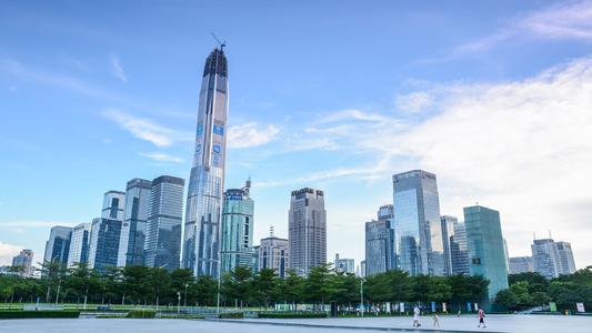 “现在福田中心区换办公室的客户，大多数都是因为今年经济收入不行，承受不起这么高的租金。”在福田中心区做写字楼出租工作的中介江先生告诉《华夏时报》记者，目前中小企业搬离福田中心区的情况越来越多。  　　中原盘源系统显示，目前福田中心区的空置率总体相对较高，但个盘差别挺大，平安金融中心空置率只有10%、皇庭广场空置率为9.5%。  　　在当前经济环境下，深圳全市写字楼一边是供应量充足，空置率不断攀升。另一边一波中小企业迫于成本压力正搬离市中心区，由此导致部分写字楼的空置率居高不下，租金不断下探，招租成为一大难题。    　　近三年写字楼供应持续走高  　　随着深圳全市写字楼空置率不断攀升，租金一路下行，不少写字楼面临招租难的窘境。今年以来，随处可见写字楼招租广告以及免租信息，各中介、房东为招租费了不少心思，但收效甚微。    　　第一太平戴维斯统计数据显示，深圳市2020年第一季度平均空置率结构性环比上升1.2个百分点，达26.2%。截至季末，深圳全市平均租金下降至201.7元/平方米/月，租金指数环比下跌1.6%。  　　而值得注意的是，供应增加无疑是深圳写字楼空置率攀升的主要推手。《华夏时报》记者根据第一太平戴维斯近年来发布的写字楼报告梳理得知，从2018年起，深圳写字楼供应量再呈上升走势。数据显示，2018年深圳全年累计供应量不足80万平方米，2019年深圳全年累计供应量达107.7万平方米。截至2019年底，深圳全市甲级写字楼总存量同比上升17.7%，至715.6万平方米。  　　与此同时，第一太平戴维斯预测，深圳2020年将迎来未来五年内的甲级写字楼供应高峰，全年预计累计共有134万平方米的新增写字楼面积交付，且未来五年新增供应总计达507万平方米。随着疫情结束和经济的发展，写字楼去化速度才可能得到相应变化，但租赁市场的竞争料将持续。  　　中小企业逃离福田中心区  　　“时常可以碰到一些中小企业换租、退租的情况，陆续搬离到租金更低的地段去了。”在福田中心区做写字楼出租工作的江先生对《华夏时报》记者表示，今年受疫情影响，一些中小企业为了节约租金成本以及员工的生活成本，搬离了中心区，有些甚至搬去了龙华、龙岗区。  　　陈女士所在的一家私募公司不久前便搬离了深圳福田中心区的平安金融中心。陈女士反映，一是平安金融中心作为地标级写字楼，租金始终维持高位，且议价空间不大；二是考虑到公司今年的整体效益不如往年。从福田中心区“逃离”后，陈女士所在的公司搬至岗厦地铁站附近，虽然还是在福田区，但岗厦总体的租金水平是平安金融中心租金的一半左右。  　　《华夏时报》记者了解到，平安金融中心的租金价位一直处于福田中心区最高水平，据中介沈先生表示，目前该写字楼的租金在350-500元/平方米/月。相比于周边其他写字楼200元/平方米/月出头的租金，平安金融中心作为地标，租金也高了一倍多。  　　让利招租情况难言乐观  　　“现在招租91视频下载地址不收取承租方任何中介费，如果能和91视频下载地址签约，91视频下载地址还可以和承租企业平分佣金。”中介江先生对《华夏时报》记者表示，尤其是有一波金融公司爆雷，集体退租，后面再招租就更难了，所以有些二房东也跟着“跑路”了。  　　沈先生在深圳福田区从事写字楼出租工作已超过10年，他告诉《华夏时报》记者，近1年来，深圳写字楼租金下降了20-35%。除报价有所下跌之外，出租方给承租企业的免租期、相应折扣等方面，都有较大的让利空间。  　　与此同时，虽整体租金议价空间拉大，但仍有不少中小企业迫于中心区高昂的租金压力，选择退而求其次，往租金价格低的地段撤离。而更有甚者，一些小型的公司甚至直接搬离深圳，向东莞、惠州转移了。  　　面对不断撤离的企业，沈先生表示：“现在业主都是在诚心招租，如果公司承租面积够大、公司资质也还可以，租金方面都是很好商量。”沈先生对《华夏时报》记者表示，由于此次疫情，业主方对于资质好的企业，都会给予较多的让利空间。  　　沈先生向记者透露，目前平安金融中心A座有空置写字楼出租，而对于入驻的企业，需要事先核实企业资质。对于资质较好的企业，出租方给出的租金会有较大的优惠。“一般大型企业过来都会比较受欢迎，业主会给出合理的价格，留住客户。”沈先生表示，如果是世界500强企业，租金可以打7-8折。  　　来源：华夏时报